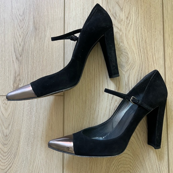 Stuart Weitzman Size 8.5 black suede and copper toe heels. - Picture 3 of 7